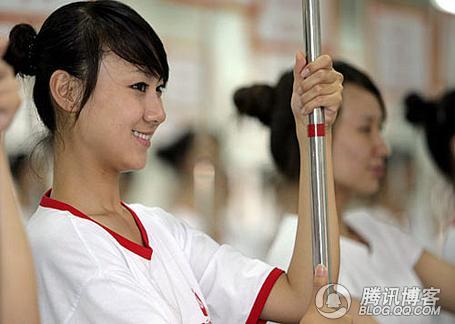 经历一周军训磨练,参加北京 奥运 会开幕式礼仪引导员
