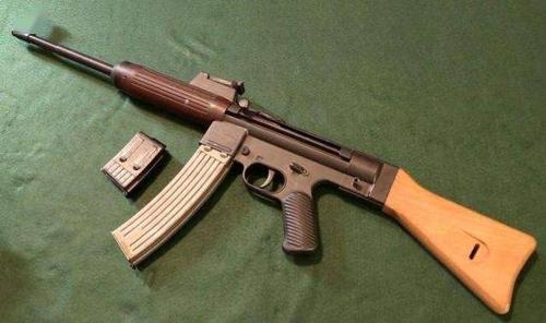stg45 不过stg44也并非纳粹德国最后的突击步枪杰作,其后续枪型还有