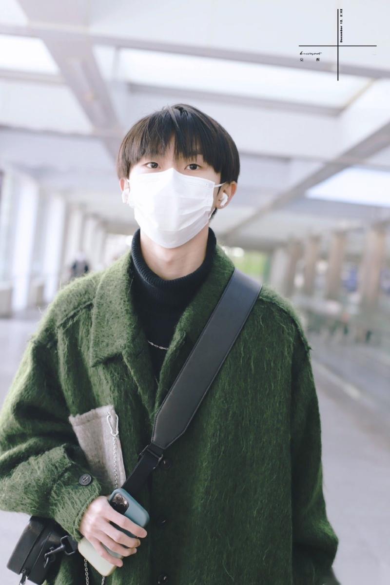 马嘉祺#  北京南京 签收今日份的冬日大衣嘉祺 祝演出顺利