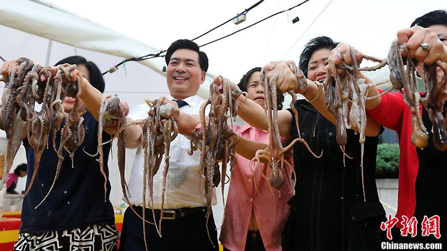 韩国饮食节举办生吃鱿鱼比赛 选手个个生猛霸气