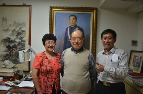 98岁的郝柏村将军和我们夫妇合影.
