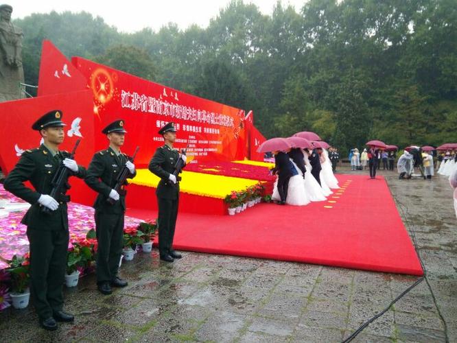 新婚夫妇手捧鲜花走向献花台