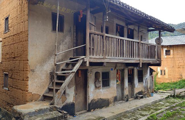 去高山上的古村看客家特色民居,到古树下摘红菇,进苗竹林挖竹笋