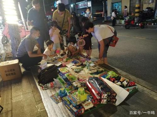 在地摊精心挑选最合适的那件小玩具,给孩子一个心动的礼物,也给摆摊者