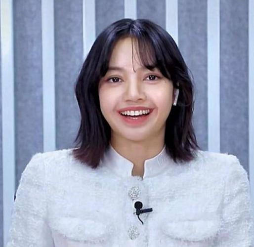 lisa新发型露出额头,但离开厚重滤镜后,这颜值变化太大了!