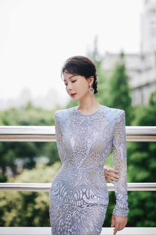 陈数上海国际电影节造型一袭淡蓝色刺绣鱼尾裙女人味十足