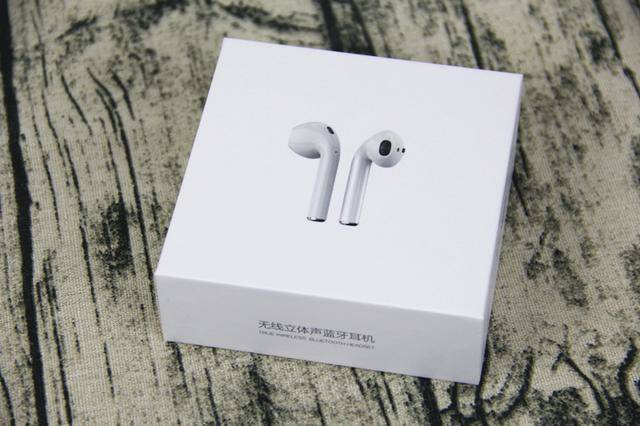 经典的苹果风包装风格,通过包装盒正面的产品渲染图可以初窥耳机模样.