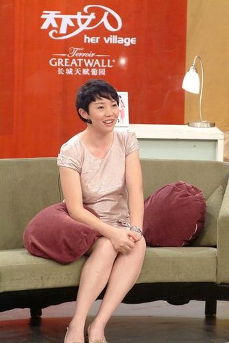 特警潘琴做客《天下女人》 揭警匪片背后真相