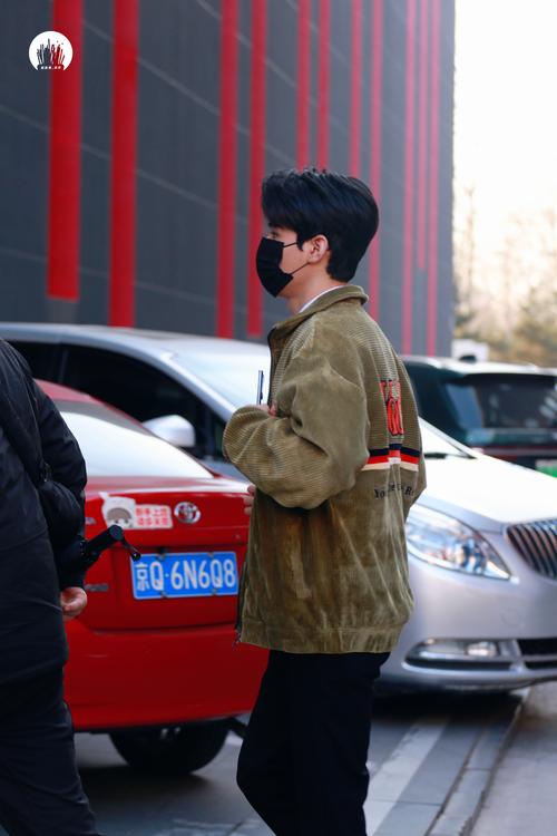 龚俊百花迎春晚会上班路透图身穿绿色条绒外套的俊子