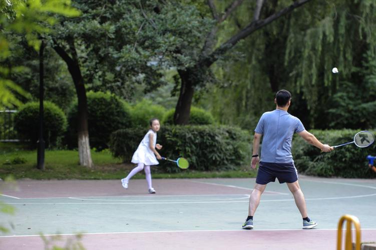 王韵寒在武汉南湖小区坚持羽毛球训练(20180714)