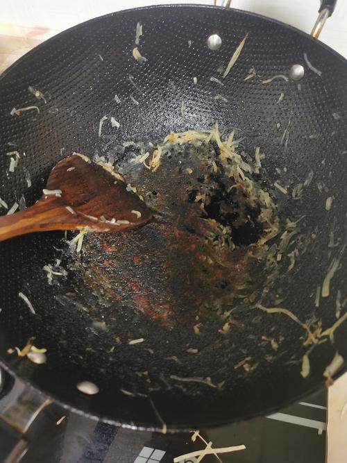 第一次炒菜平平无奇地粘锅了