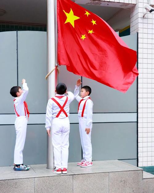 巴中市巴州区第四小学校升旗仪式向阳生长筑梦未来