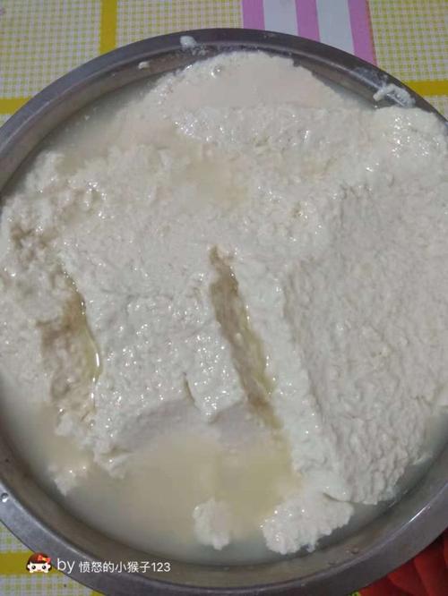 这道菜是我们东北的水豆腐,这个豆腐里面全都是水,我们会往上面放一些