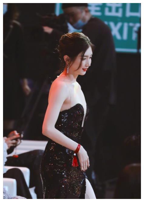 江疏影黑色长裙现身活动肤色白皙透亮也太美了吧