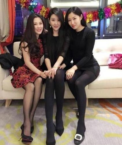 听说这三个女人里面有两个是女儿一个是妈妈,你看得出来吗