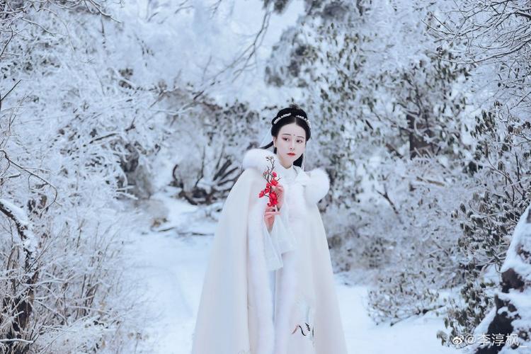 浮生一梦醉眼看,海如波,心如皓月,雪似天赐.