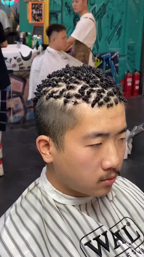 天秀不如你秀#小伙头发就得烫,要烫你就烫那黑人烫.