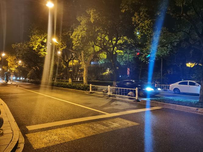 夜晚马路,缺点是炫光也太严重了吧,镜片问题?