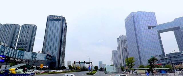 因境内有跃龙山而得名,系宁海县政府所在地,是全县的政治,经济和文化