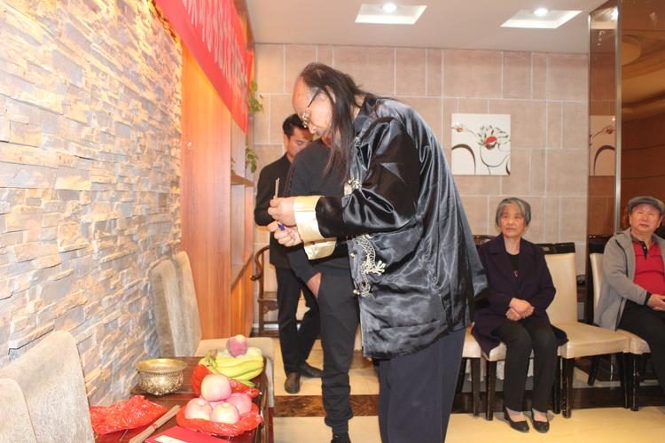 随后梁奇忠大师向天地敬香