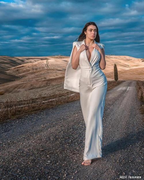 意大利e罩杯模特高耸的双峰性感酷爱健身蜜桃臀妖艳狂野