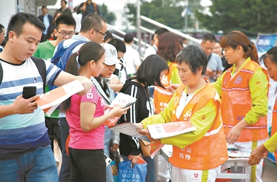 黄喜雄发现不对劲,趁客人闹事的事态还在苗头阶段,立即与另一位"平安