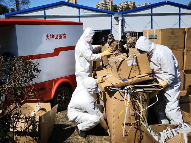 负责火神山医院院区垃圾清运及消毒工作的金科志愿者