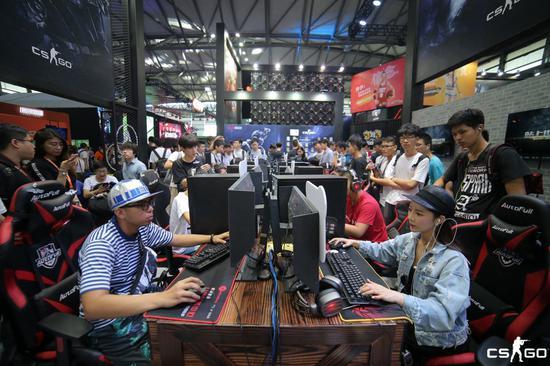 cj现场上演csgo真人警匪对决 电竞美女艳惊四座