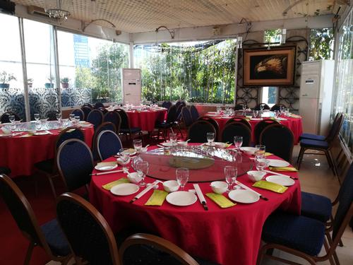 酒店》大厅的布局和风格,是文雅,典雅,优雅和儒雅的,大约可以摆5张