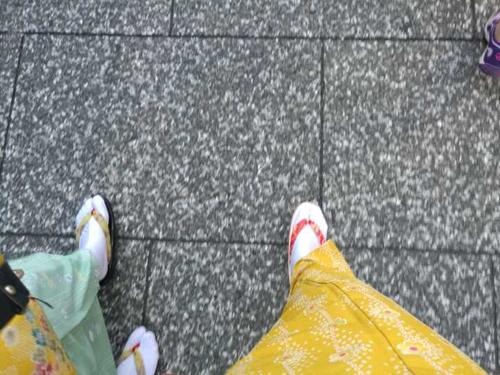 和服的白袜子没有弹性,就像在脚上套了个白布袋