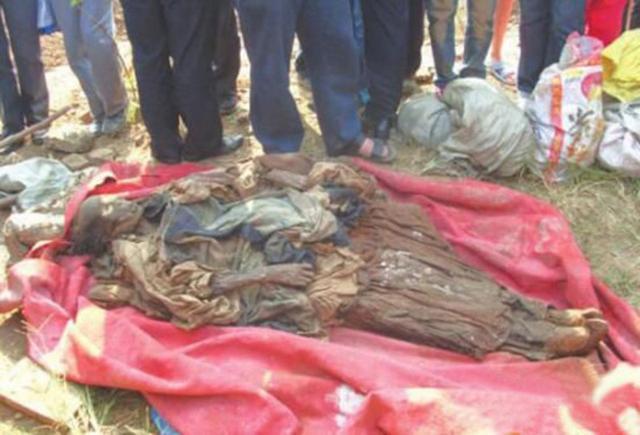 盗墓贼有多可恶?不仅盗走墓中珍宝,还将"千年女尸"抛至荒野