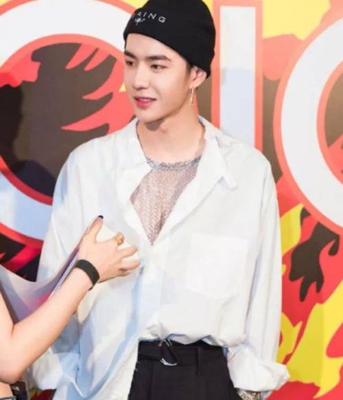 王一博到底有多撩?白衬衫里面还穿渔网衣,网友:这是在引人犯罪