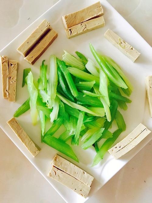 白团子王月177做的芹菜香干