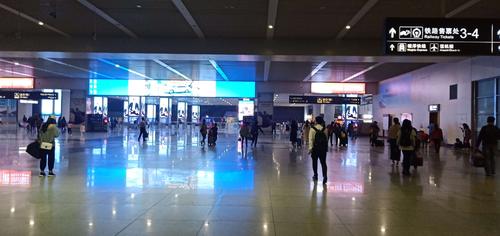 长沙高铁站下车,晚上出行人也不少