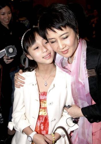 澳门赌王最小女儿何超欣亦是超级学霸曾出席巴黎名媛舞会成唯一获邀