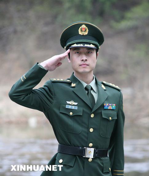 图文:这是武警07式警官春秋常服