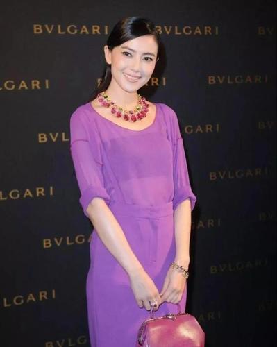 星光闪耀:盘点女明星与碧玺的惊艳瞬间