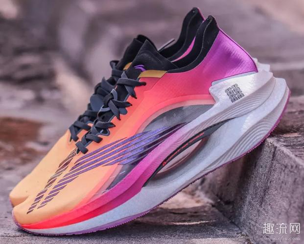 李宁绝影碳板跑鞋上脚跑步测评李宁绝影偏码吗