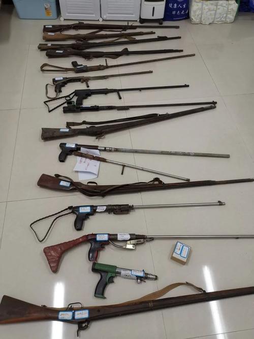 广南收缴火药枪6支,射钉枪7支,军用手榴弹2枚,军用子弹618发,猎枪弹25