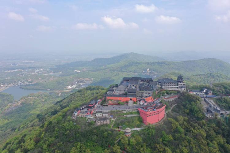句容茅山风景区涌现"春游热"