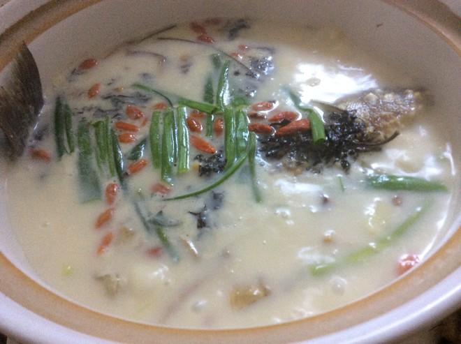 【紫苏奶白鲫鱼汤的做法步骤图,怎么做好吃】小清新的