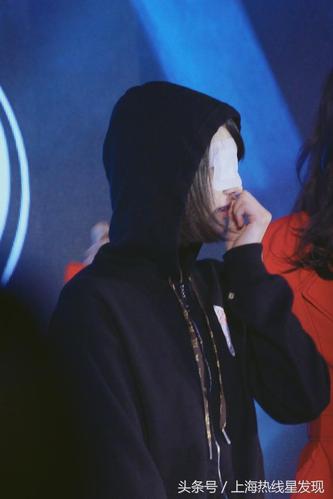 又放飞?郑爽包着纱布"独眼"亮相上海 这只眼睛发生了什么