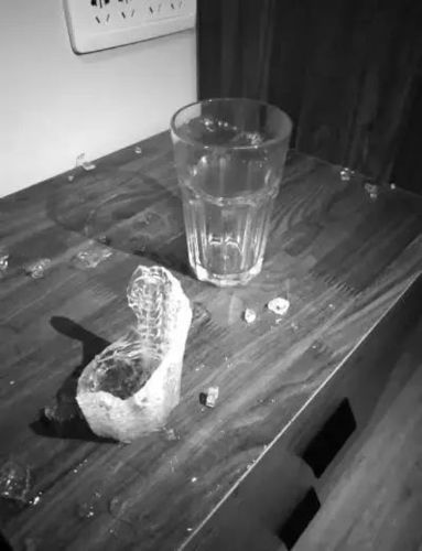 吴先生家爆炸的玻璃杯只剩下杯底和部分杯壁