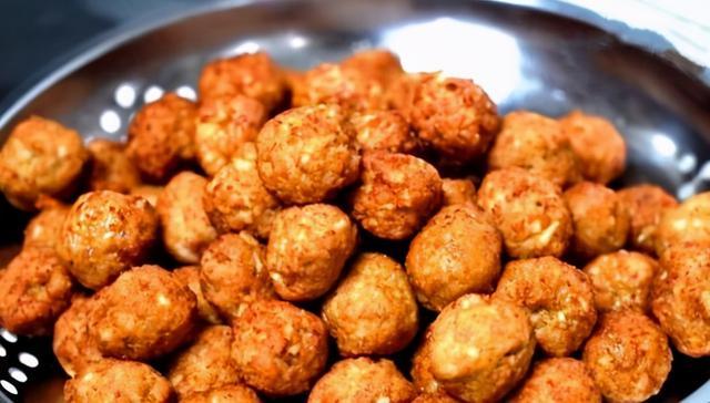 快过年啦,教你面丸子这样炸,外酥里嫩又好吃,放一天都不回软