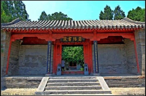 大门上"嵩阳书院"四字是由登封著名书法家宋书范先生仿照苏东坡字体所