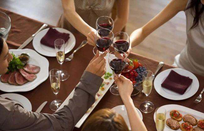 领导秘传教你饭局上如何倒酒敬酒拒酒不开口就会被人高看