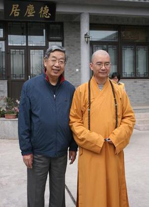 中国佛教协会副会长兼秘书长,龙泉寺方丈学诚法师及两序大众列队迎接