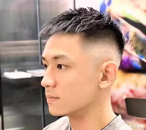 "两边铲短"的发型也是很帅,男孩夏天保持这三种风格