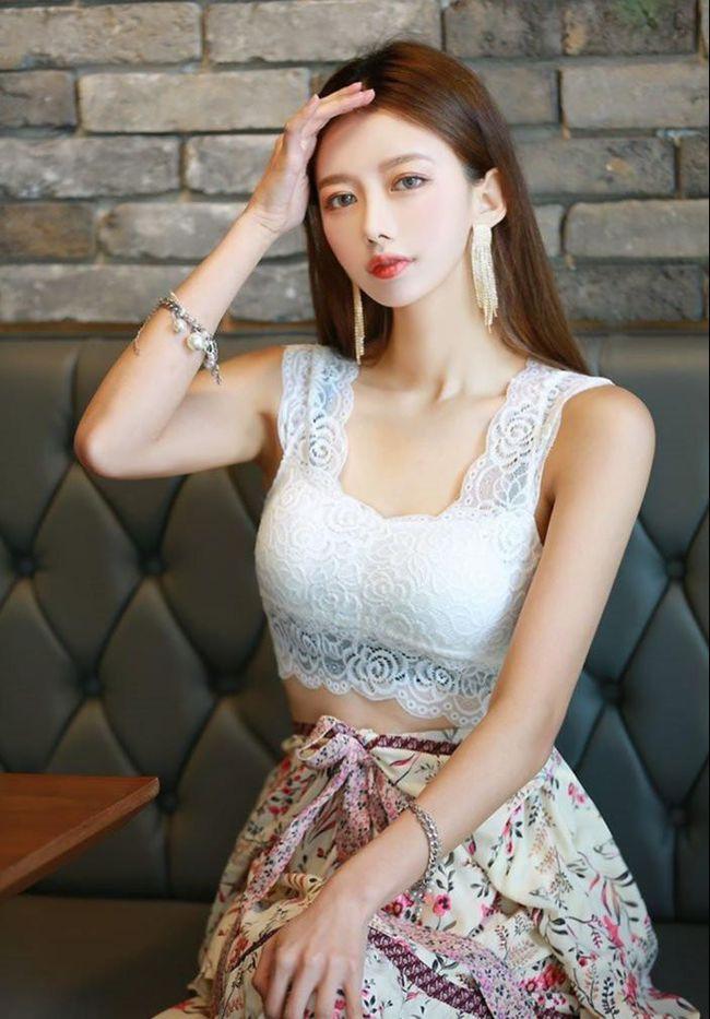 精致妹子生活照曝光略施粉黛就是大美女穿裙子好美