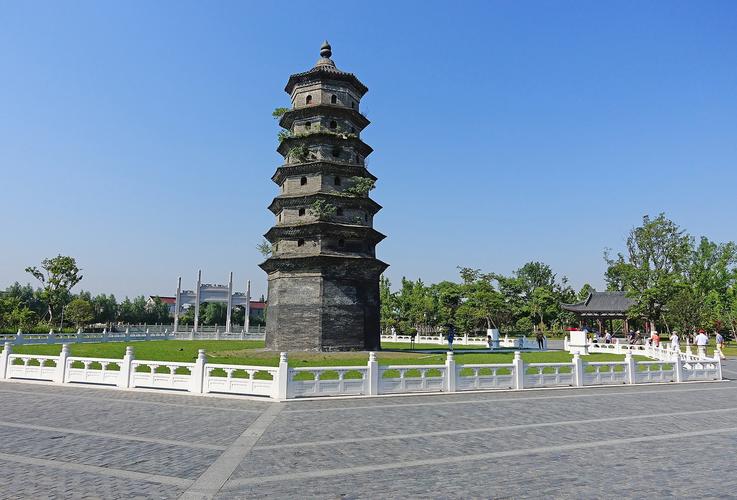  p>海春轩塔在西溪之南,泰东河畔,巍巍耸立,相传,唐贞观(627—649)年